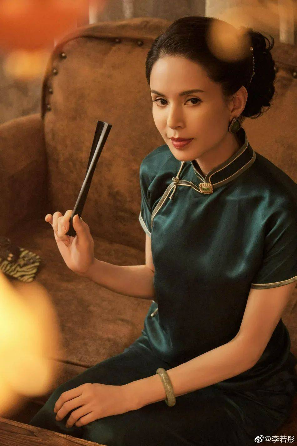 身材苗条|54岁李若彤穿旗袍太艳丽了！魔鬼身材纤细美若少女