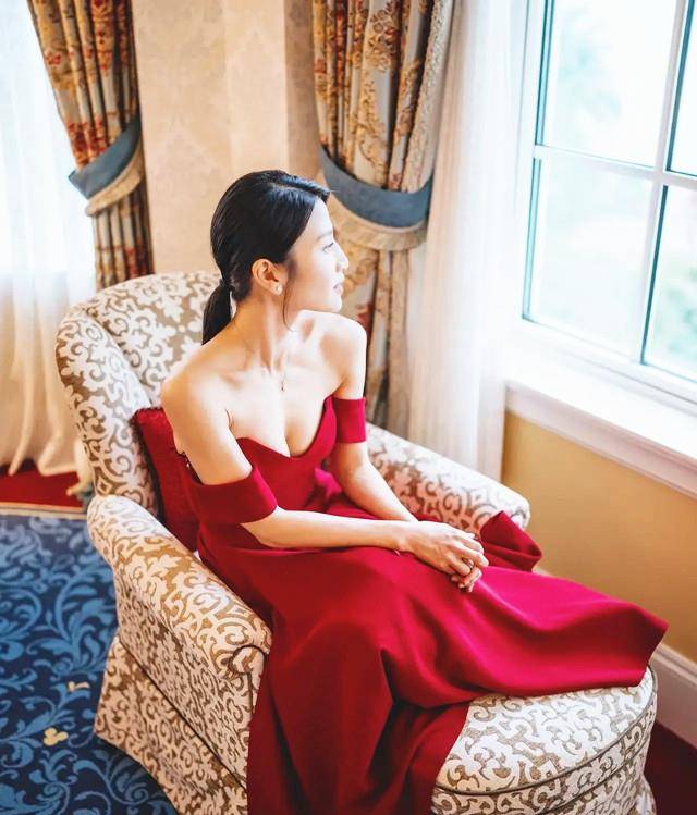 身材|“瑜伽女神”林芊舒晒美照 红色礼服秀香肩 当妈后身材“逆龄”生长