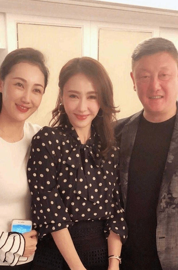 色调|黎姿还是那么惊艳，穿S码礼裙勒出“空竹腰”，肤质紧得让人羡慕