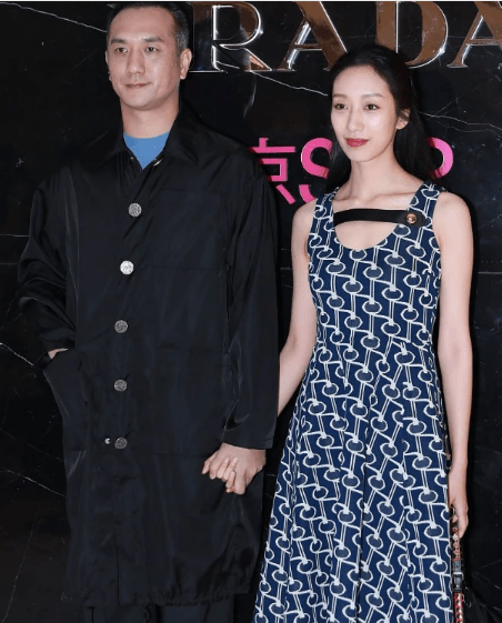 黄觉|黄觉妻子原来是个美女，穿印花裙优雅又娇嫩，两人同台很有夫妻相