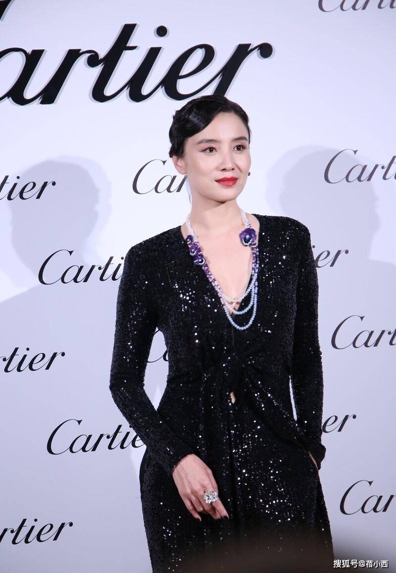 进行|“宋佳”真适合化淡妆,穿黑色亮片套装亮相,173身材超有超模范