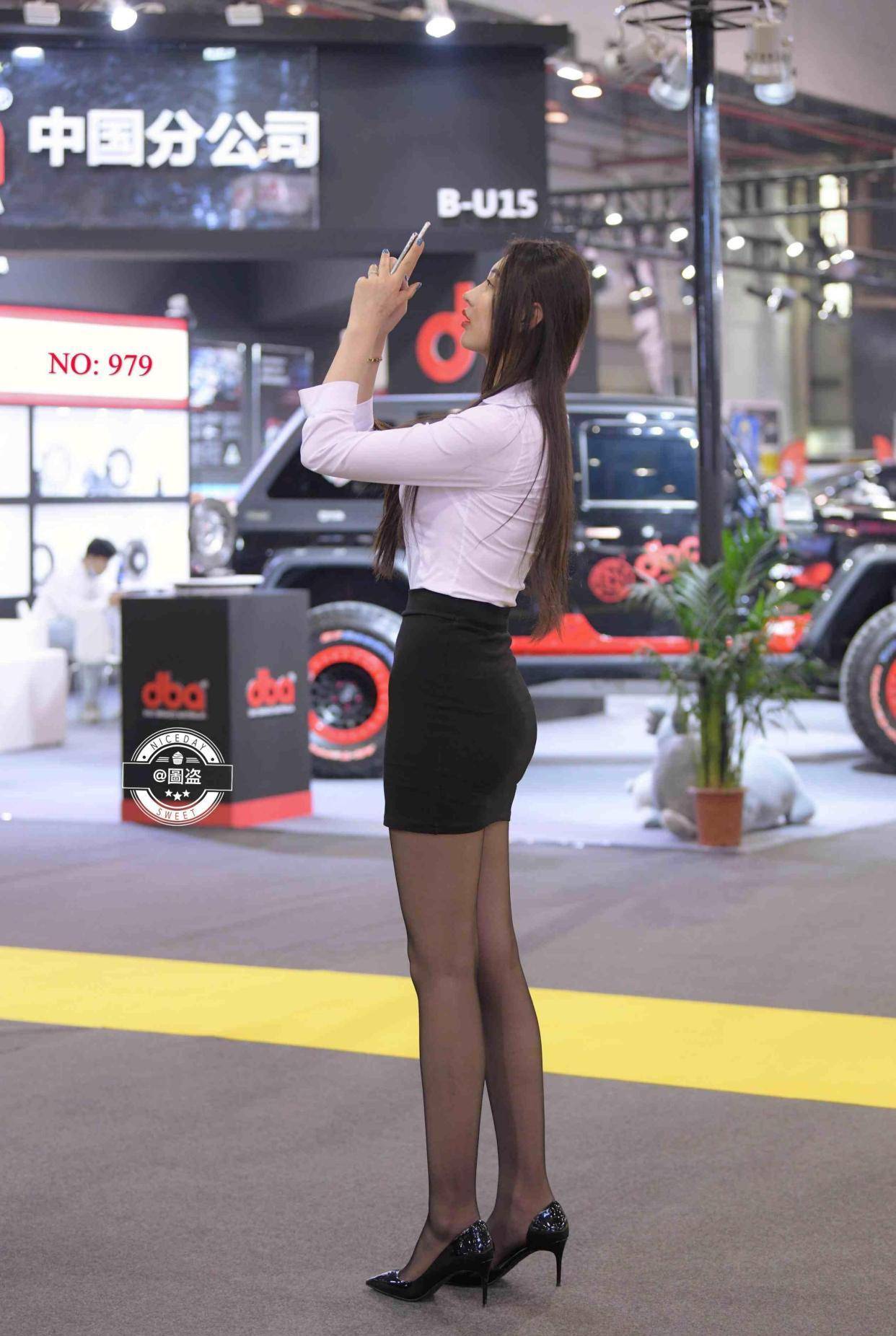 设计|瘦中有“肉”的连衣裙美女，少不了休闲裤装的修饰，展现时尚