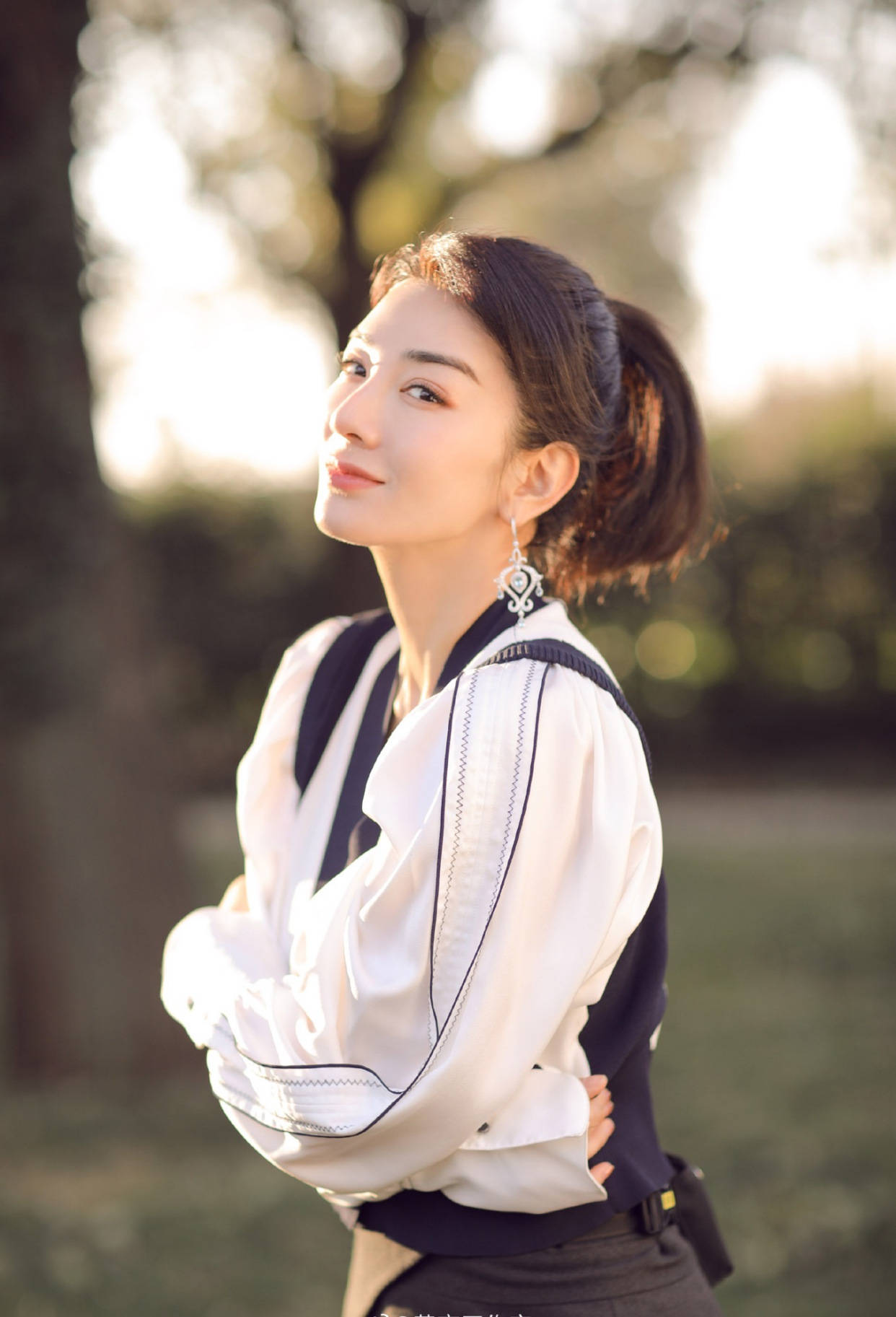 设计|黄奕不扮嫩也很少女，衬衫+长裙减龄又洋气，高马尾美得让人心动