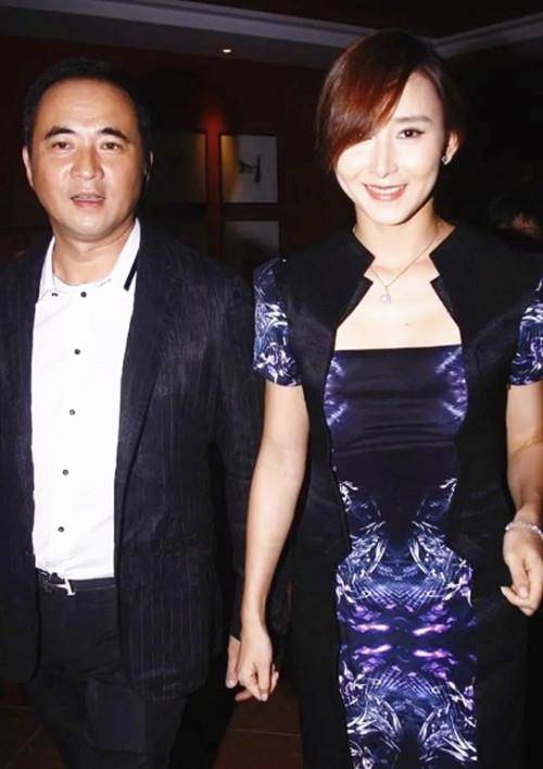 胡静才|胡静才是真正的“豪门阔太”穿黑色礼服雍容华贵 钻石项链抢镜