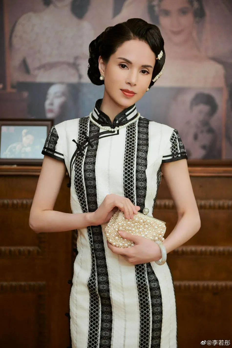 身材苗条|54岁李若彤穿旗袍太艳丽了！魔鬼身材纤细美若少女