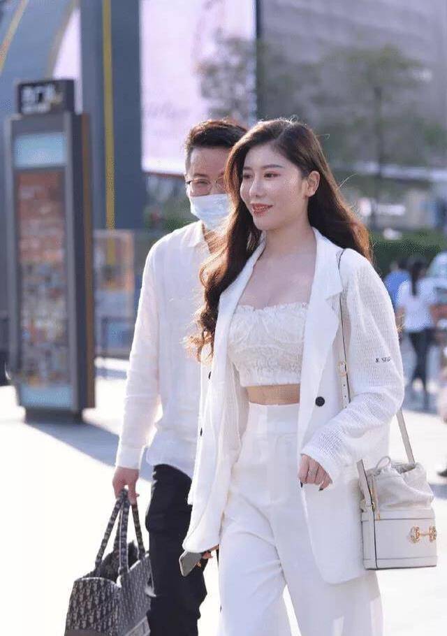 感觉|白色西服套装，叠穿更有层次感，干练又时尚