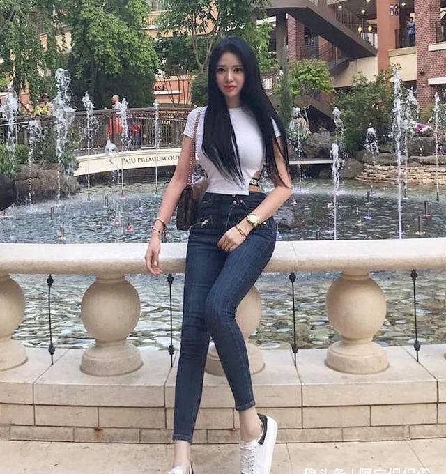 显得|牛仔裤的穿着彰显时尚女人优雅的姿态，穿起来超级修身