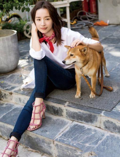 少女|董洁扮嫩技巧太自然，用简单白衬衫配牛仔裤，优雅中不乏少女感