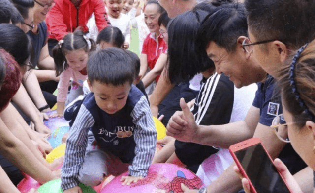 家长|韩安冉送女儿进入贵族幼儿园豪掷75万，学校的规定让她放下尊严