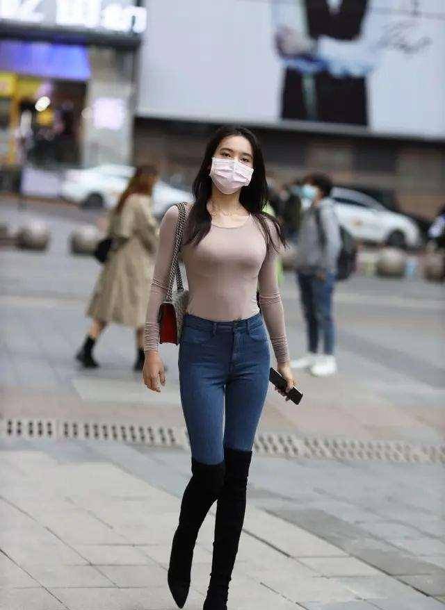 长袖|白色潮流长袖搭配黑色居家打底裤,修身的款式,落落大方