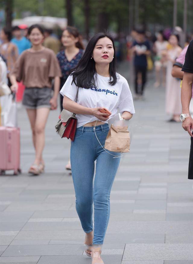 显得|穿上时尚美女最爱的打底裤装扮，显得青春又减龄，修身显瘦