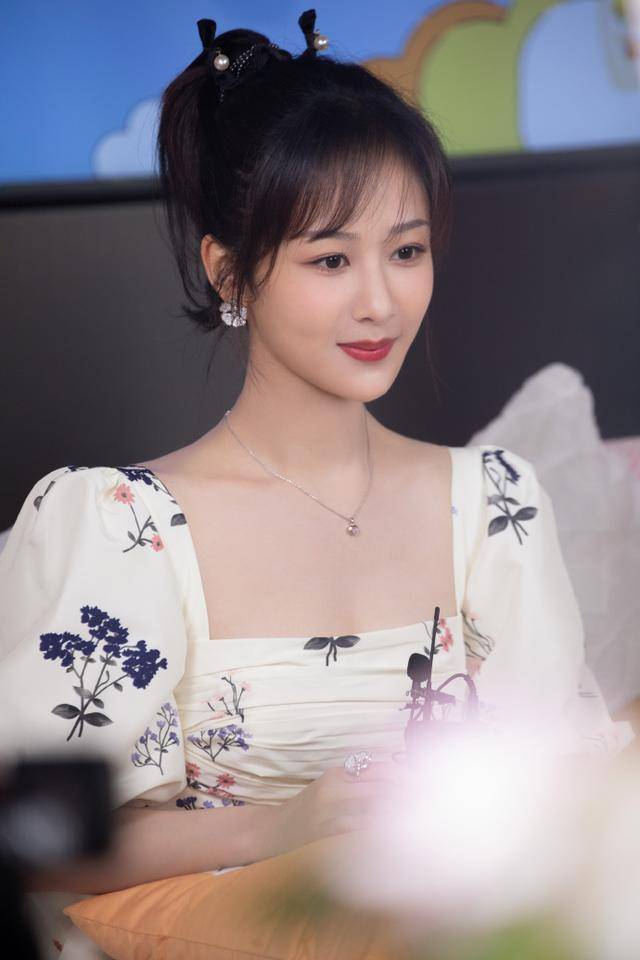 杨紫太|瘦下来的杨紫太好看，穿方领裙打扮似邻家女，提高腰线真显比例