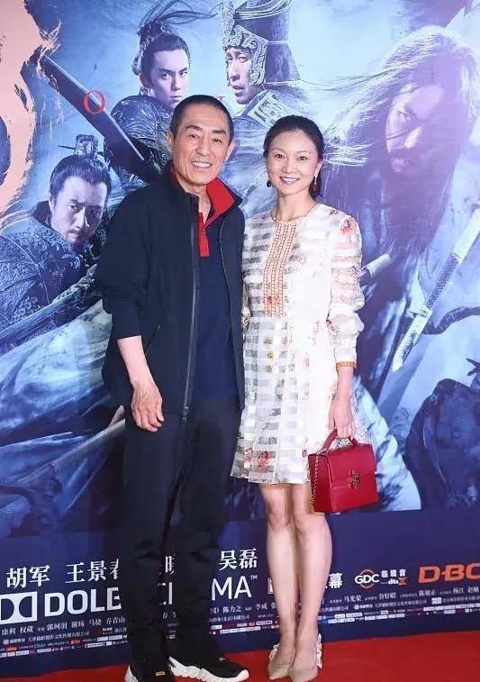 张艺谋|张艺谋夫妇同框 陈婷穿粉裙美得像“公主”差31岁的爱情佳话