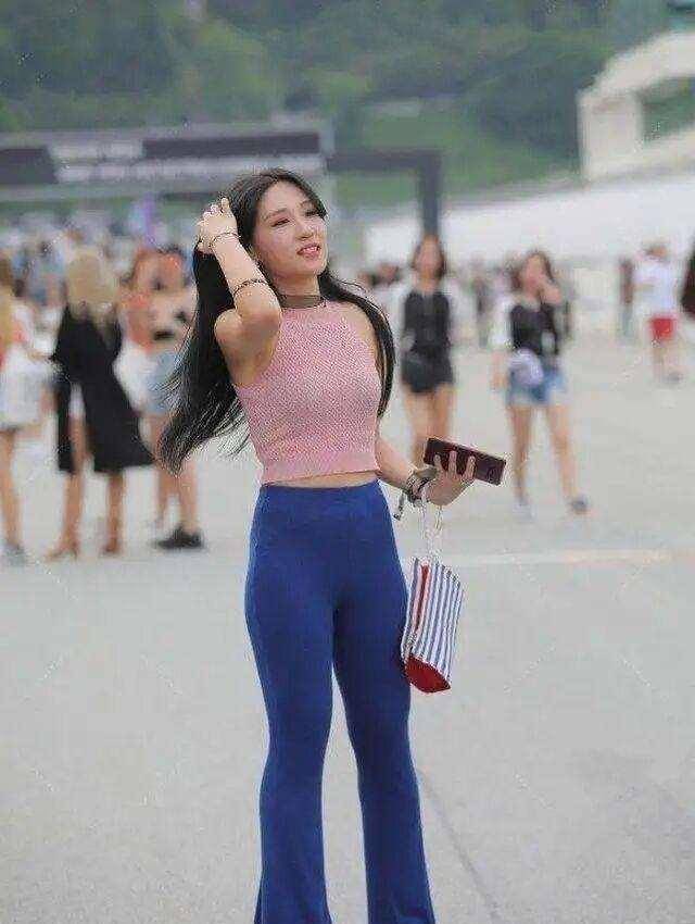 黑色|时尚黑色上衣搭配打底裤，修身显瘦遮肉，给人时尚干练感觉