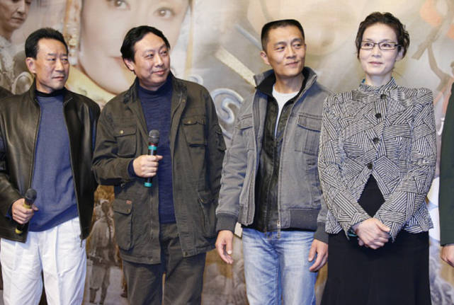 线条美|潘虹的半裙穿搭真有气质，五六十岁妈妈学她这样穿，优雅地老去