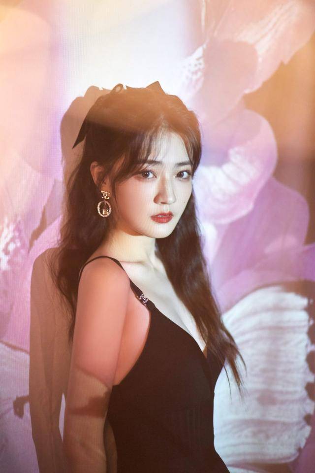 身材|徐璐瘦到可以“锁骨养鱼”，连一件小吊带都撑不满，却挺有女人味