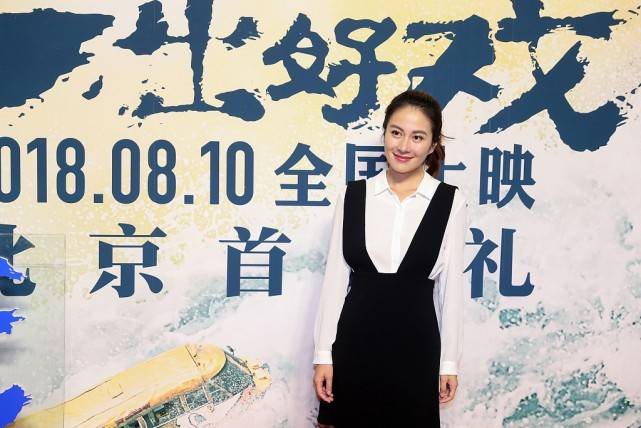 整体|叶璇:纯黑色系无袖长裙搭手提包,整体温婉优雅,整体成熟又风韵