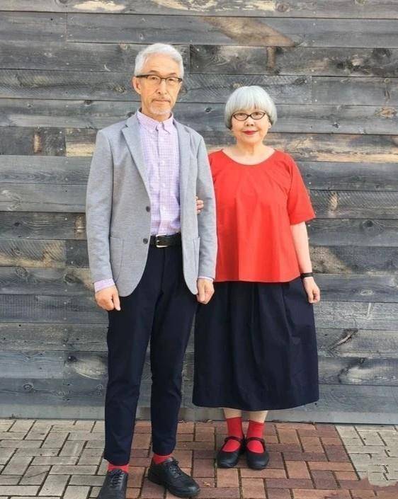 元素|日本白发老夫妇靠“情侣装”走红，简单舒适又美好，这才叫优雅