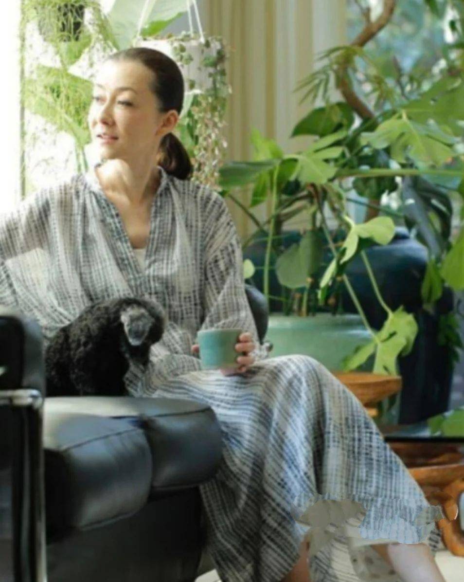 美人|优雅不分年龄,日本姐姐近60岁依旧美丽端庄,这才是岁月不败美人