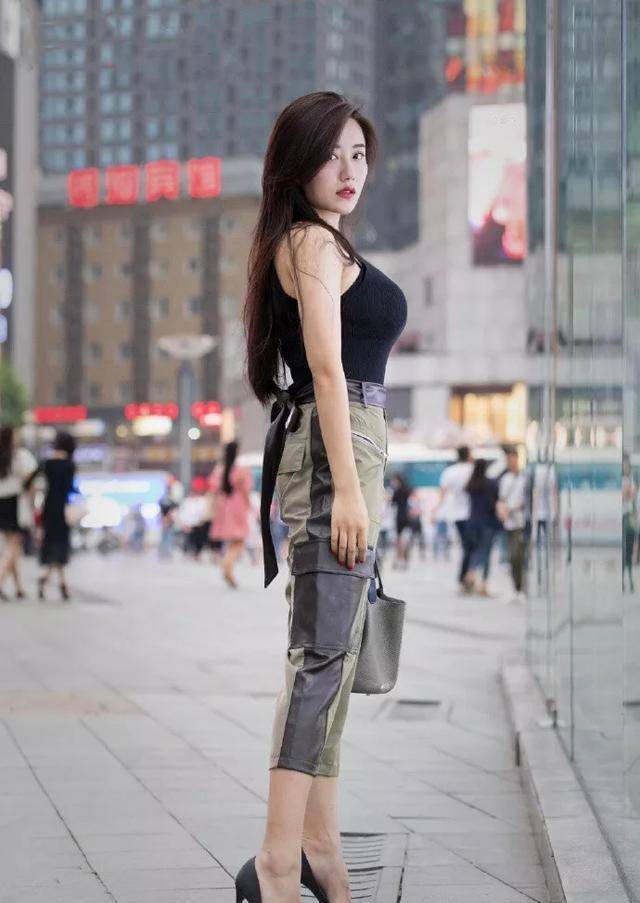高跟鞋|美女脚上搭配上一双尖头的白色高跟鞋，走起路来姿态犹如女神