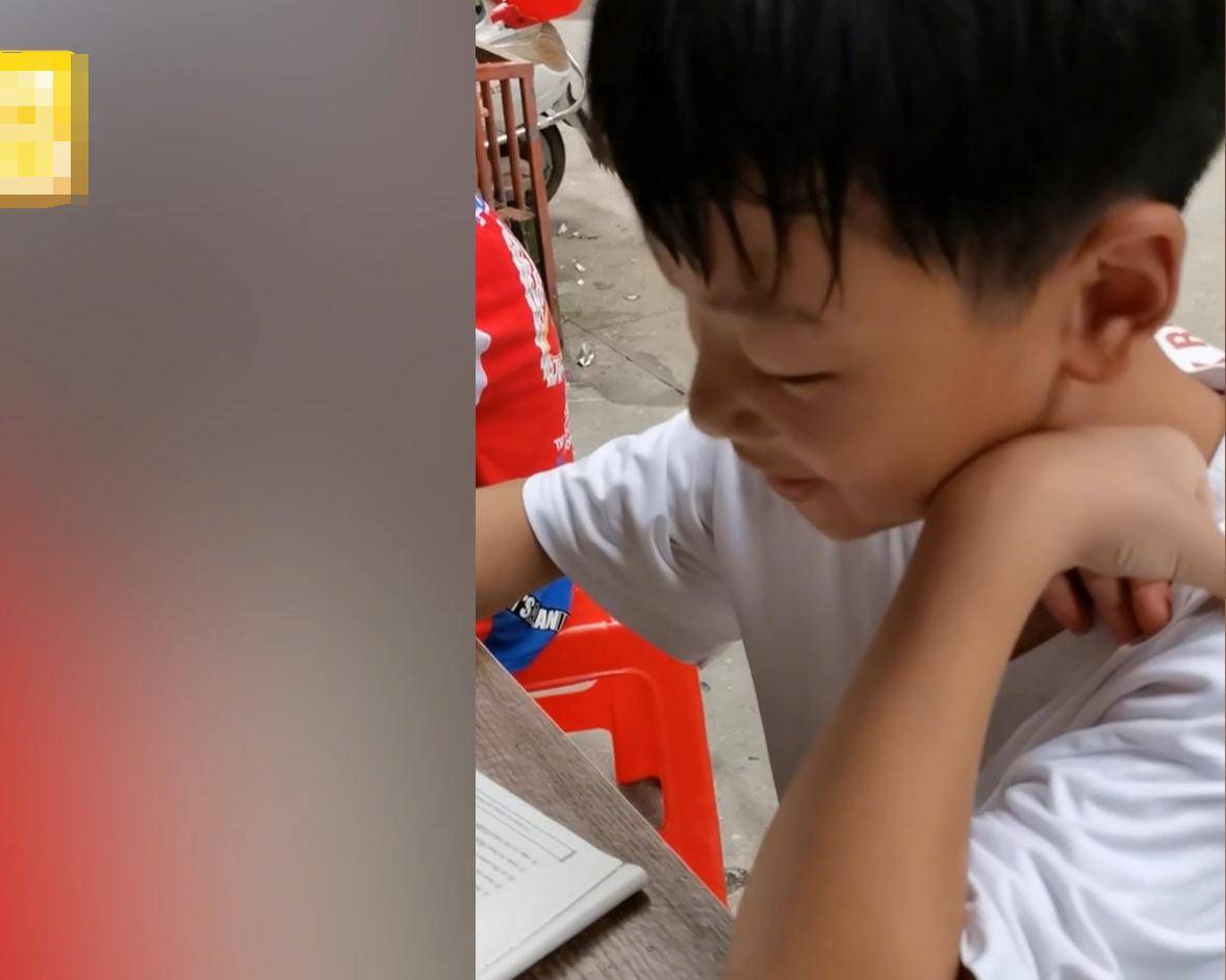 亲人|湖北：兄弟俩写作业满头大汗靠脚浸凉水降温，背后原因温暖又有爱