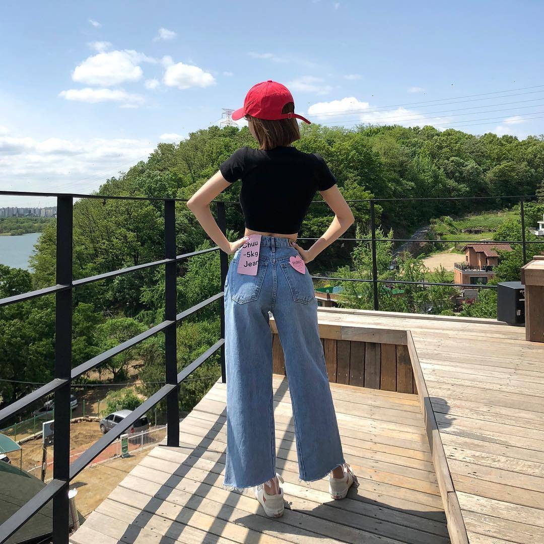 短裙|穿露脐T恤何必总配短裙，搭配裤装也能美到冒泡，吸睛还撩人