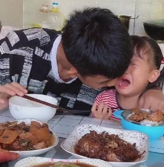 关系|二胎家庭欢乐多：饭桌上“教训”作妖的女儿，哥哥一把抱住安慰