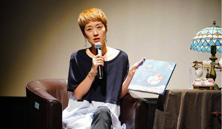 马伊琍|马伊琍穿懒人鞋参加活动真随意，拼色连衣裙搭配裤子气质更是出众