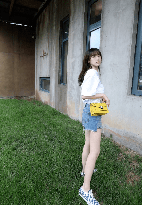 牛奶|曾是《爱情公寓》中不起眼的龙套，穿上牛奶靴的腿，细到让人崩溃