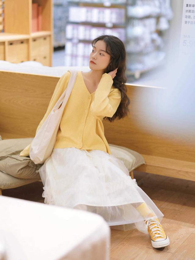 显得|皮肤暗黄的女生如何选衣服颜色？可以尝试这几款，让你显白还好看