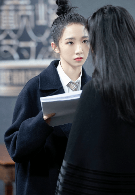 黑色|孟美岐穿搭未免太“野”，难怪招人批，这打扮谁招架得住？