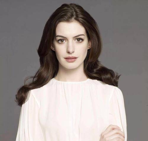 仙女|安妮.海瑟薇是仙女吗？36岁的年纪轻松驾驭粉色，满满的少女感！