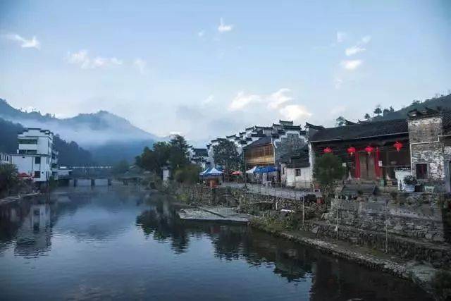 瑶里古镇：景德镇陶瓷的发祥地，历史悠久，气候宜人，是避暑胜地