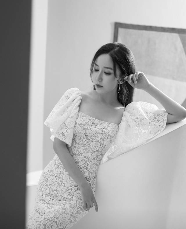 娄艺潇|娄艺潇愈发有女人味，白色蕾丝裙华丽高级，这身段真没得挑