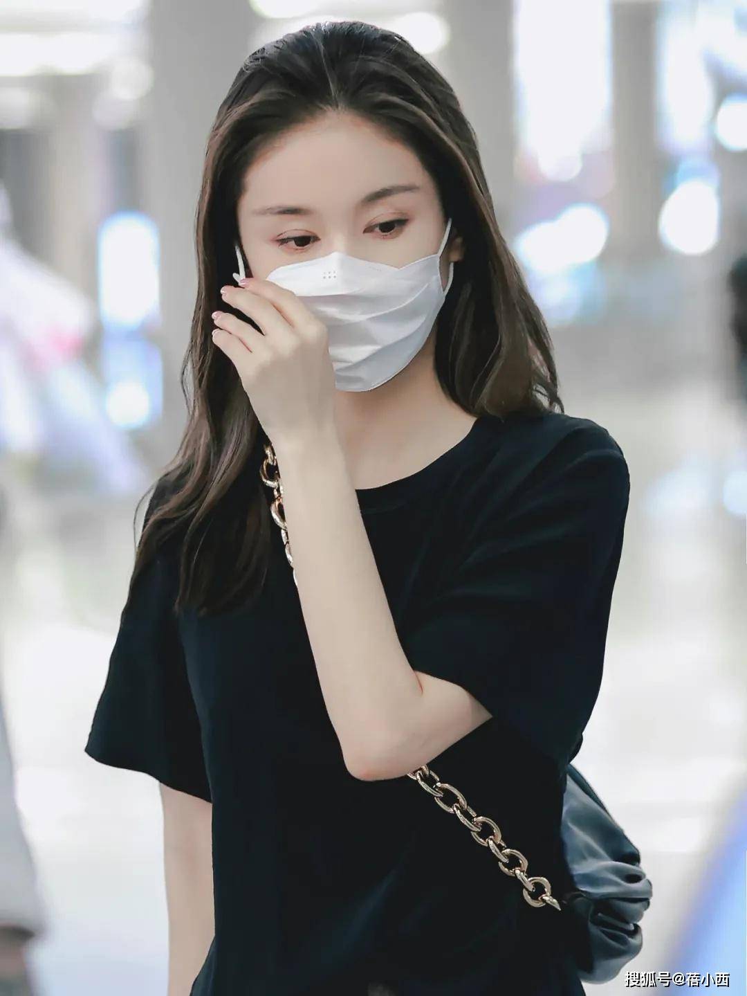 王子文穿一身黑色背1万7的包包配百元国货帆布鞋真是混搭高手