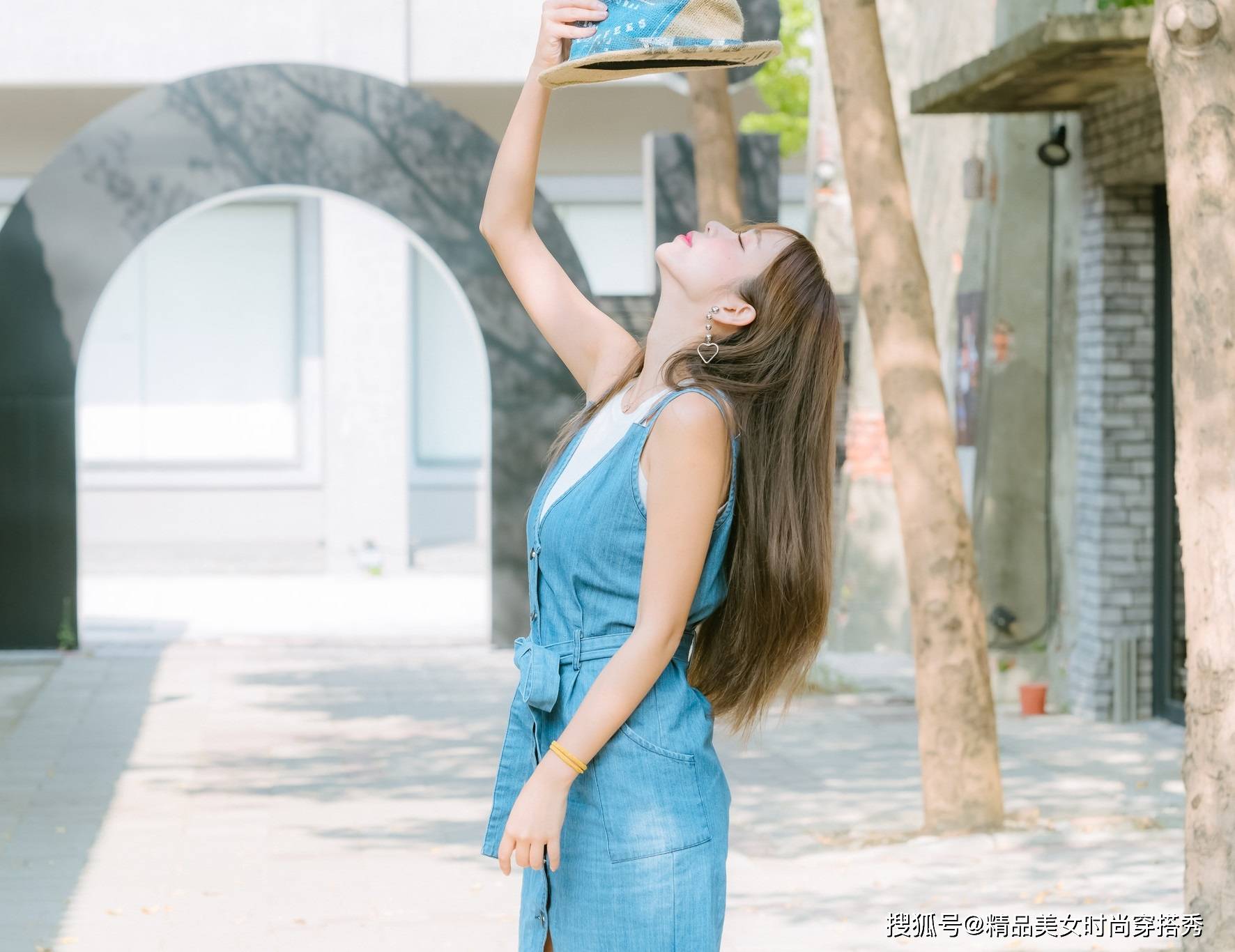 视觉|原来吊带牛仔裙还可以这么穿，减龄又不失时尚感