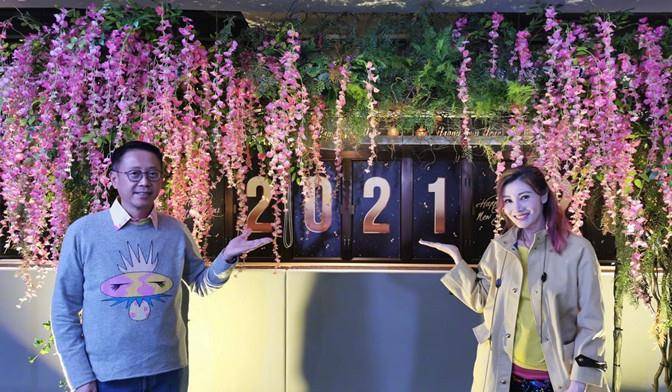 细节|李嘉欣入秋照放大招,穿无袖少系扣,跟儿子玩嘴对嘴抢食太有情调
