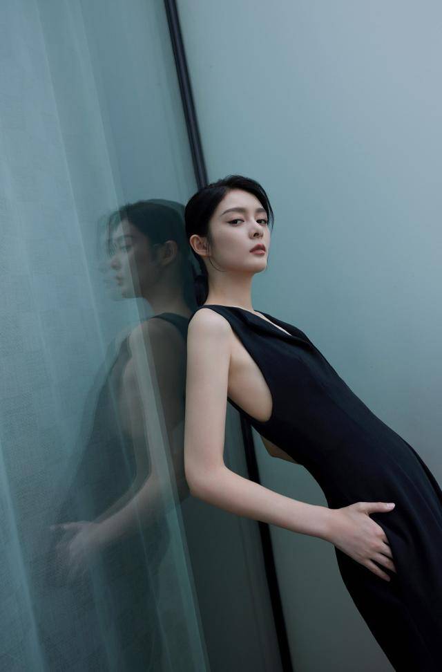 黑色|傅菁气质改变不少，穿深V连体裤秀身材，愣是凹出大姐大气场