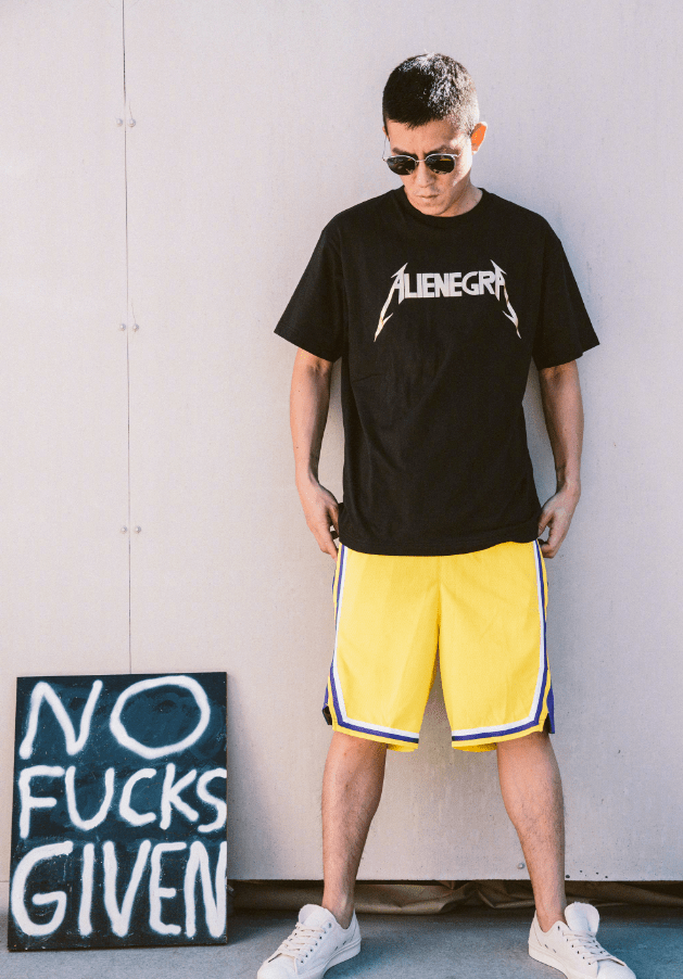 年轻人|陈冠希结婚后放飞自我，红色高腰裤吸引眼球，出道20年帅过小鲜肉