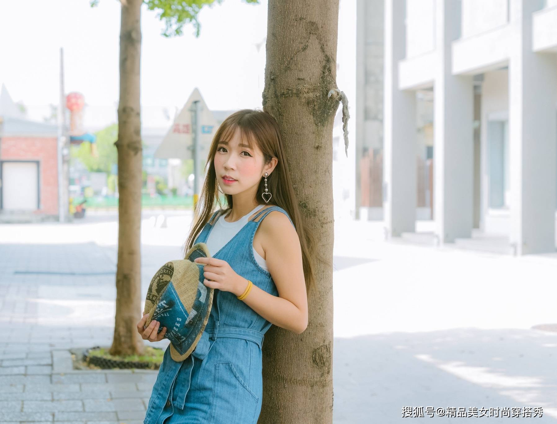 视觉|原来吊带牛仔裙还可以这么穿，减龄又不失时尚感