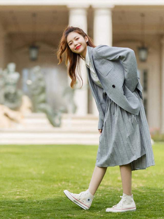 显得|气质女神衣橱里必备的衣服款式，西服和连衣裙，不光百搭还高级