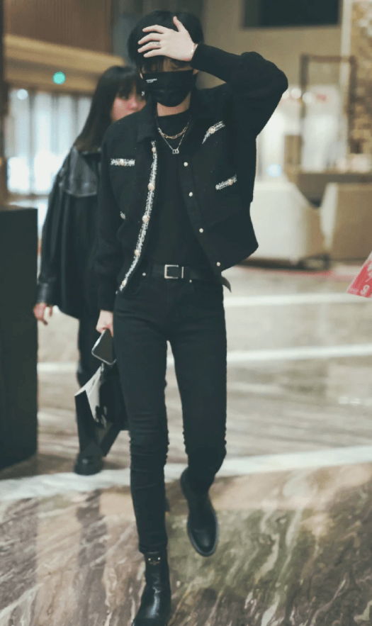 套头衫|陆柯燃路透照流出，黑色休闲套装简约帅气，短发造型灵气十足