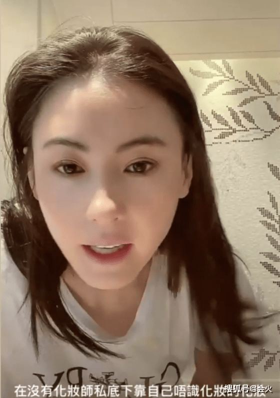 感觉|张柏芝晒淡妆视频少女感十足，皮肤白到反光！意外暴露肉鼻头缺点