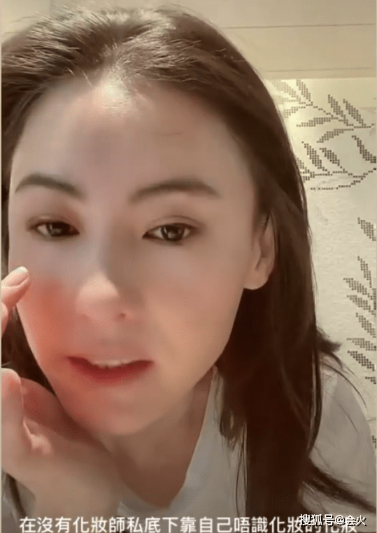 感觉|张柏芝晒淡妆视频少女感十足，皮肤白到反光！意外暴露肉鼻头缺点