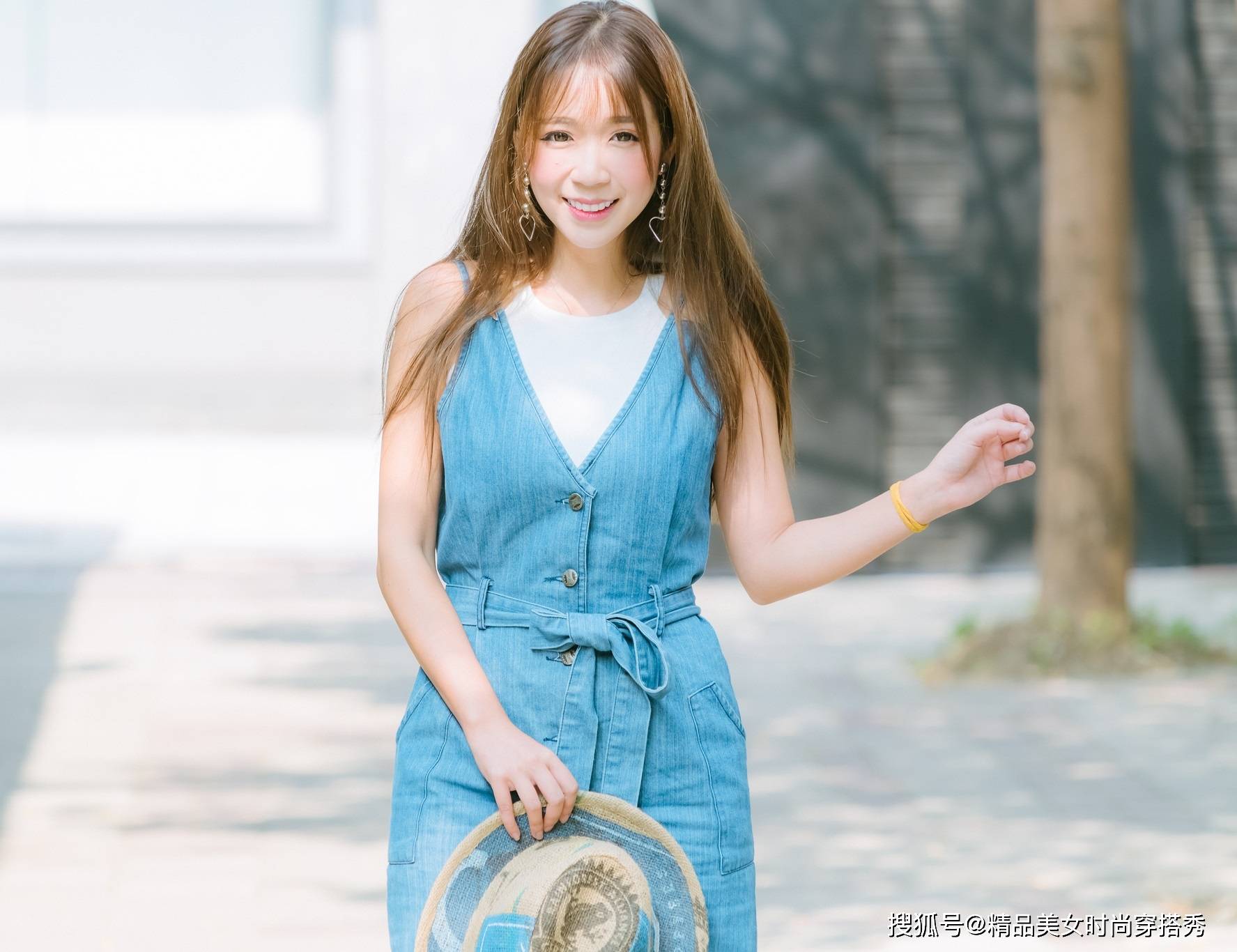 视觉|原来吊带牛仔裙还可以这么穿，减龄又不失时尚感