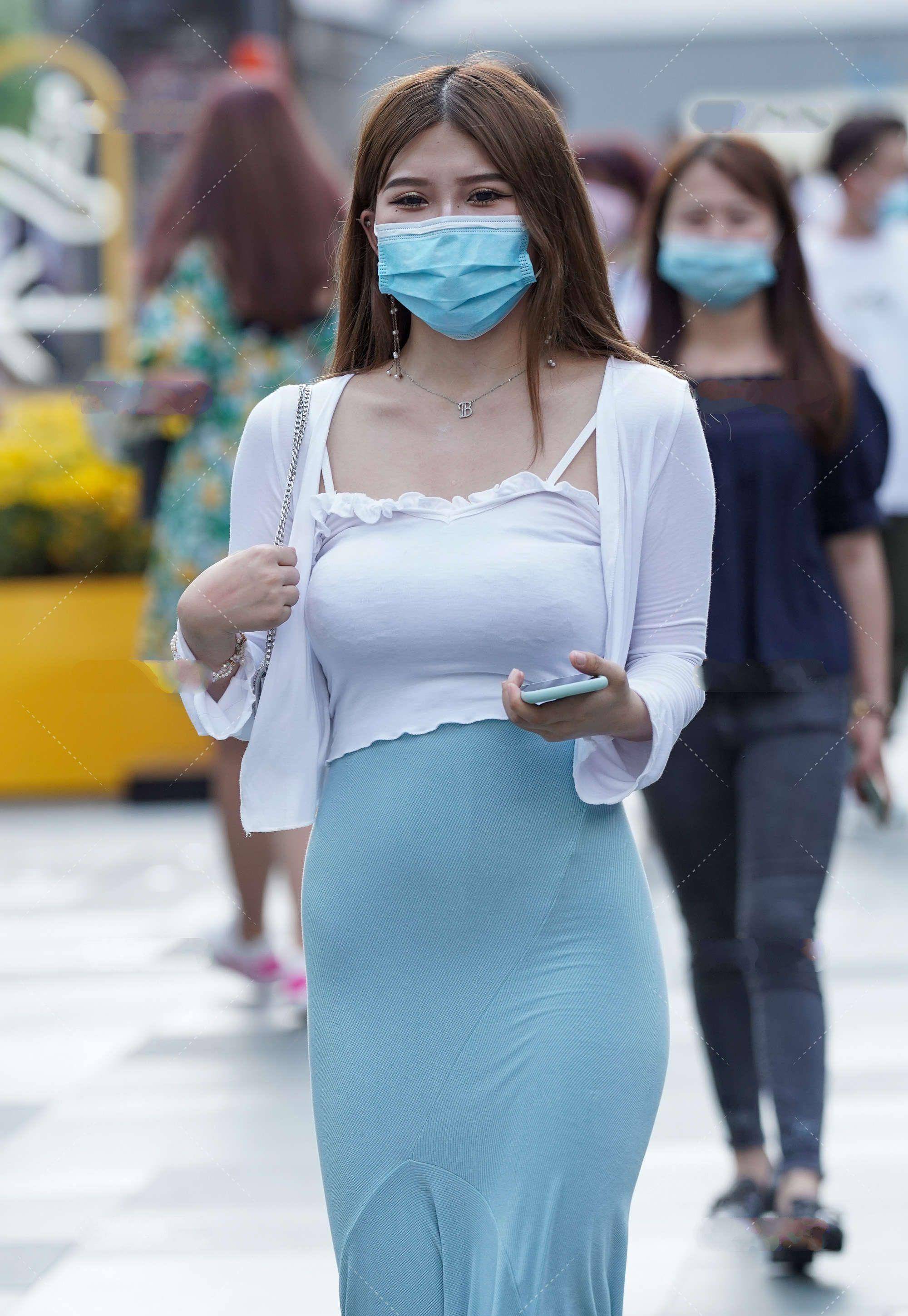 小白|蓝白色拼色鱼尾连衣裙穿在身上很减龄,就像一条美人鱼