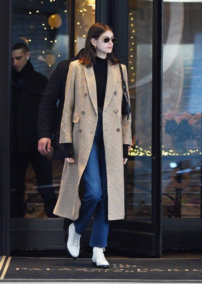 设计|嫩模凯雅·杰柏换了个新发型，穿长款杏色大衣配牛仔裤，高级洋气