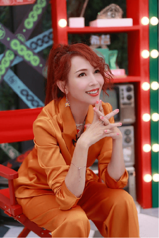 蔡少芬|蔡少芬真适合穿亮色,别人穿不好的橘色她穿就好看,重点很显白