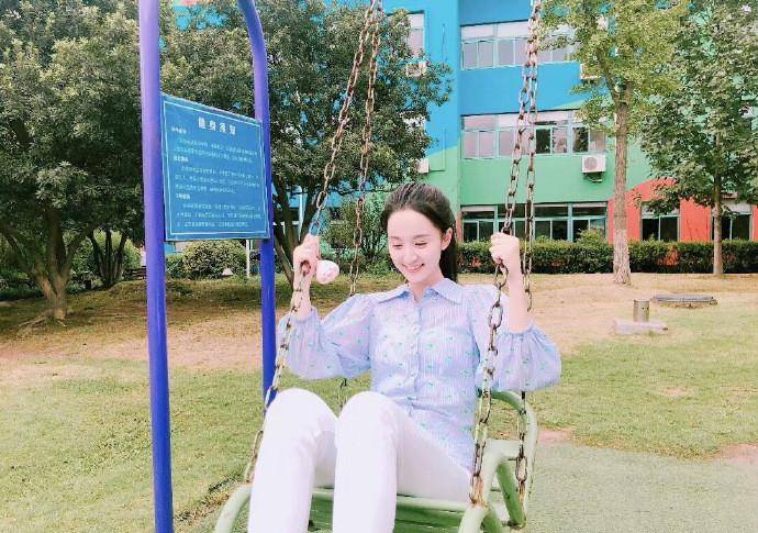 黑色|25岁许晓诺敢于“颠覆”，穿机车服玩工业风一改甜美范，厉害了