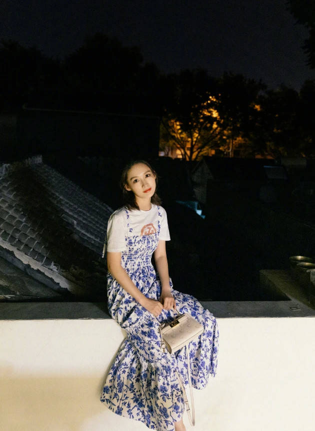显得|李沁的“青蛙蹲”又火了，这姿势90斤才敢模仿，不信自己试试